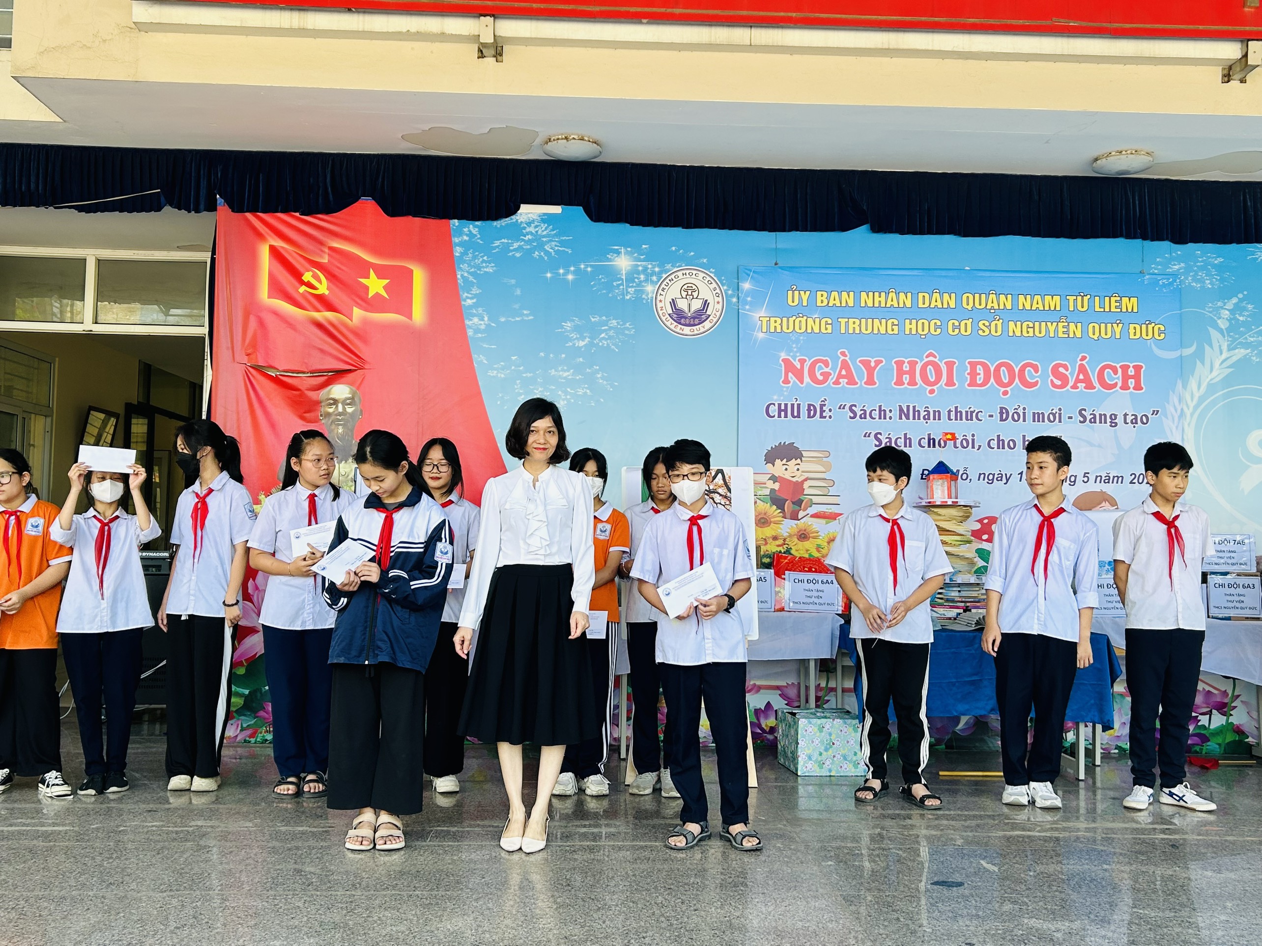 D:\Van phong\Ảnh\2022-2023\Video hoạt động HK2\29 Cô Hoàng Lan Hương - TT tổ Năng Khiếu trao giải cho các lớp đạt giải cao phần thi Vẽ tranh theo sách.jpg