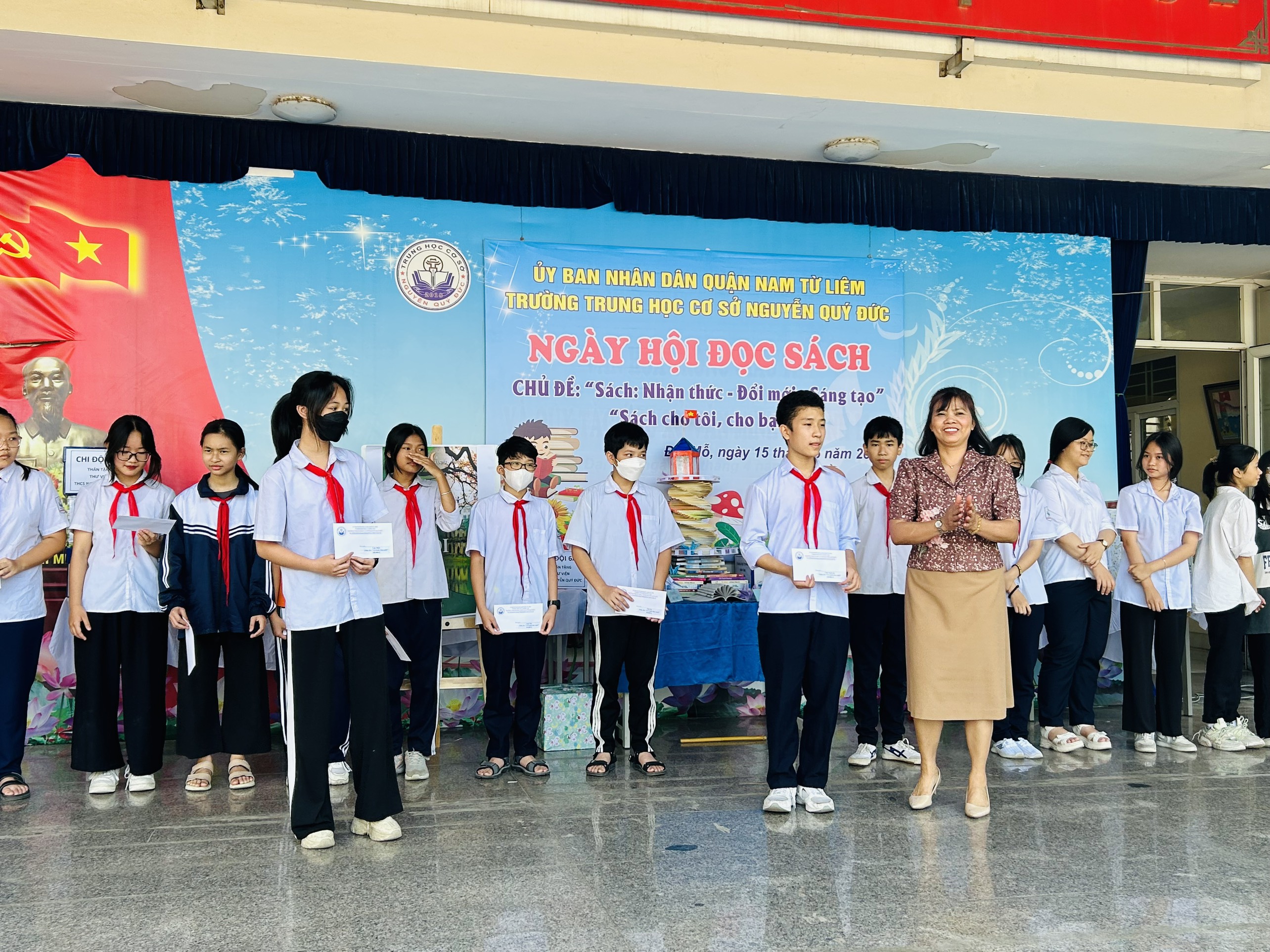 D:\Van phong\Ảnh\2022-2023\Video hoạt động HK2\27 Cô Đỗ Thị Xuân - HT trao giải cho các lớp đạt giải cao phần thi GTS.jpg
