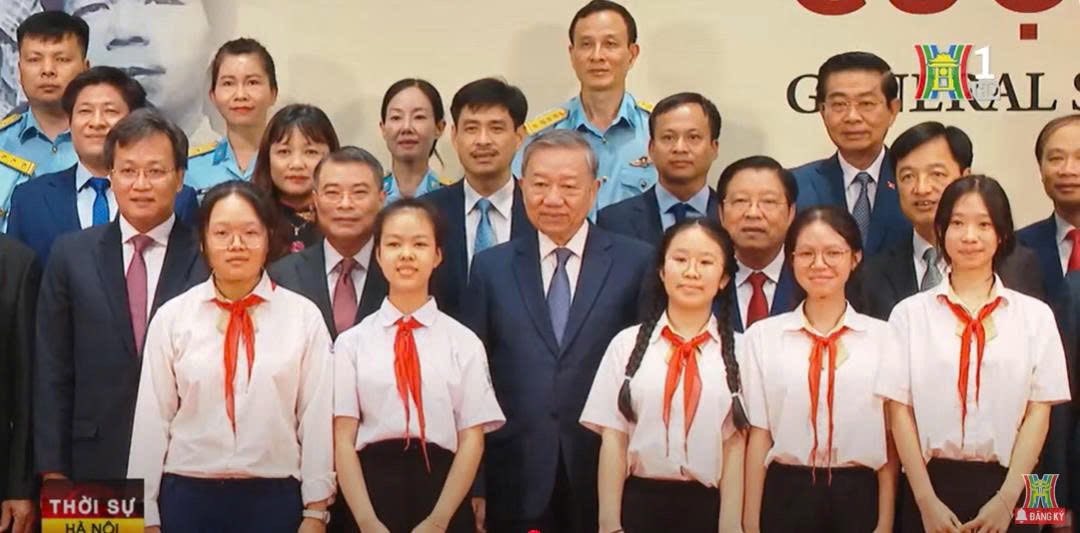 D:\Ảnh\2025-2026\Khai mạc triển lãm TBT Nguyễn Văn Linh\514732181_1408856623536401_3413487030333865995_n.jpg