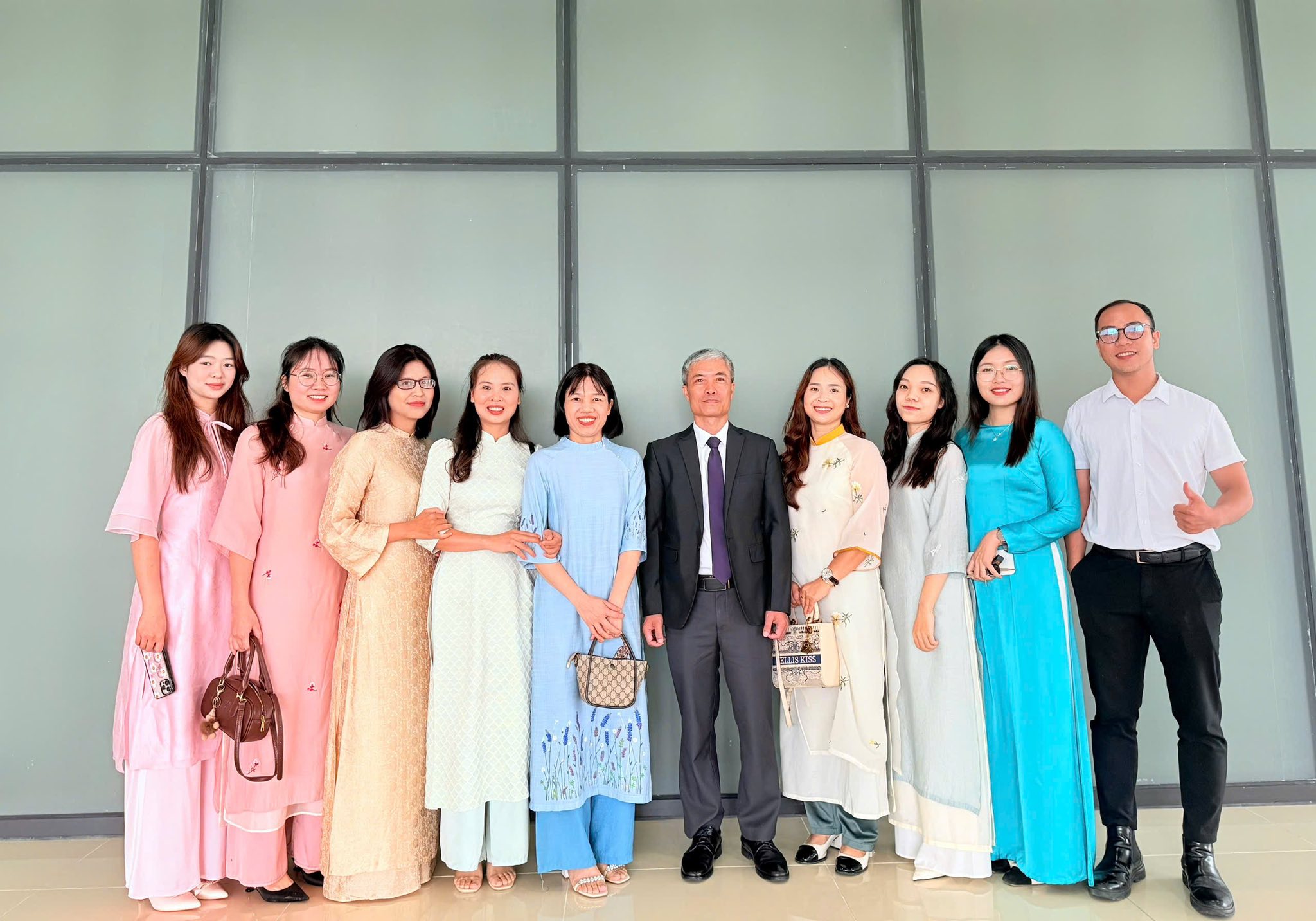 D:\Ảnh\2025-2026\Khai mạc triển lãm TBT Nguyễn Văn Linh\0415fa08-f851-4663-973e-35d41f66abf3.jfif