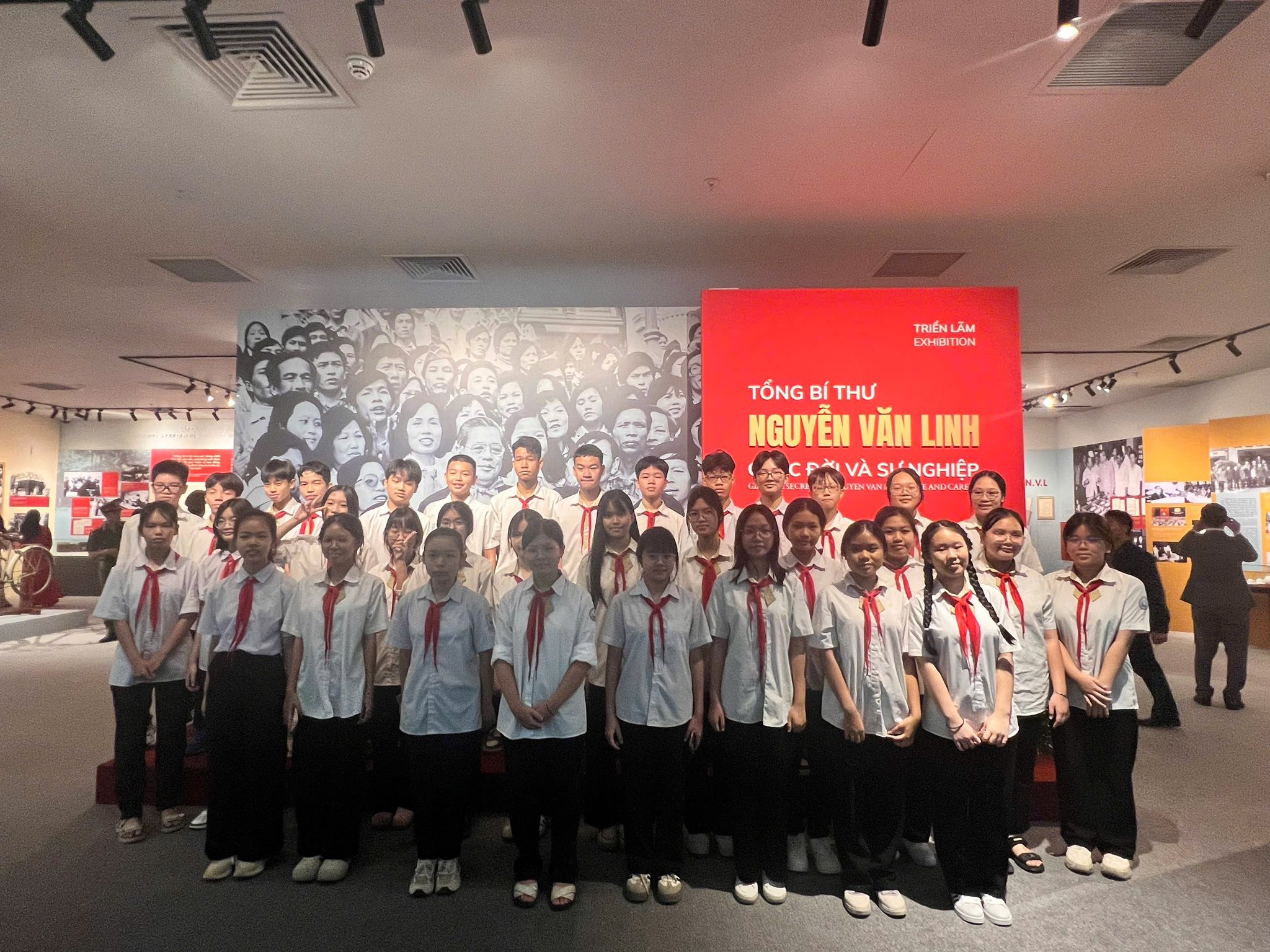 D:\Ảnh\2025-2026\Khai mạc triển lãm TBT Nguyễn Văn Linh\7b50b3a0-af05-4c5e-bd93-8187721247c5.jfif