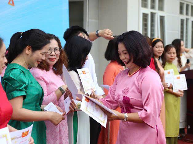 D:\Ảnh\2025-2026\Đón HS K6\531071608_1442830620139001_8841323611043551064_n.jpg