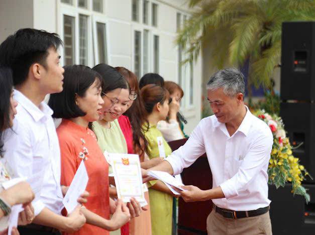 D:\Ảnh\2025-2026\Đón HS K6\530239003_1442830650138998_2922001085495212293_n.jpg