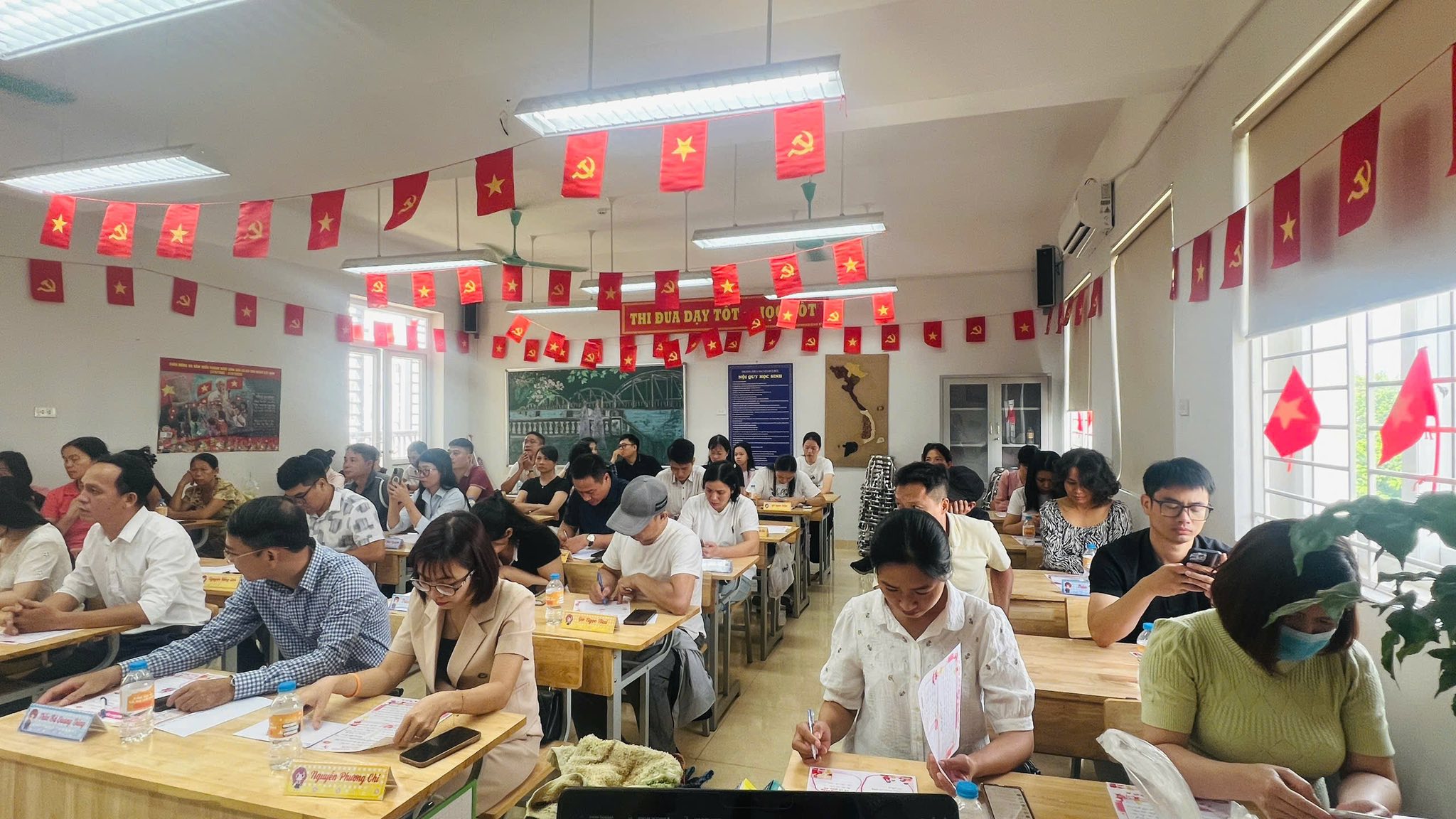 D:\Ảnh\2025-2026\Họp CMHS\547639323_1470285067393556_4127117281442430098_n.jpg