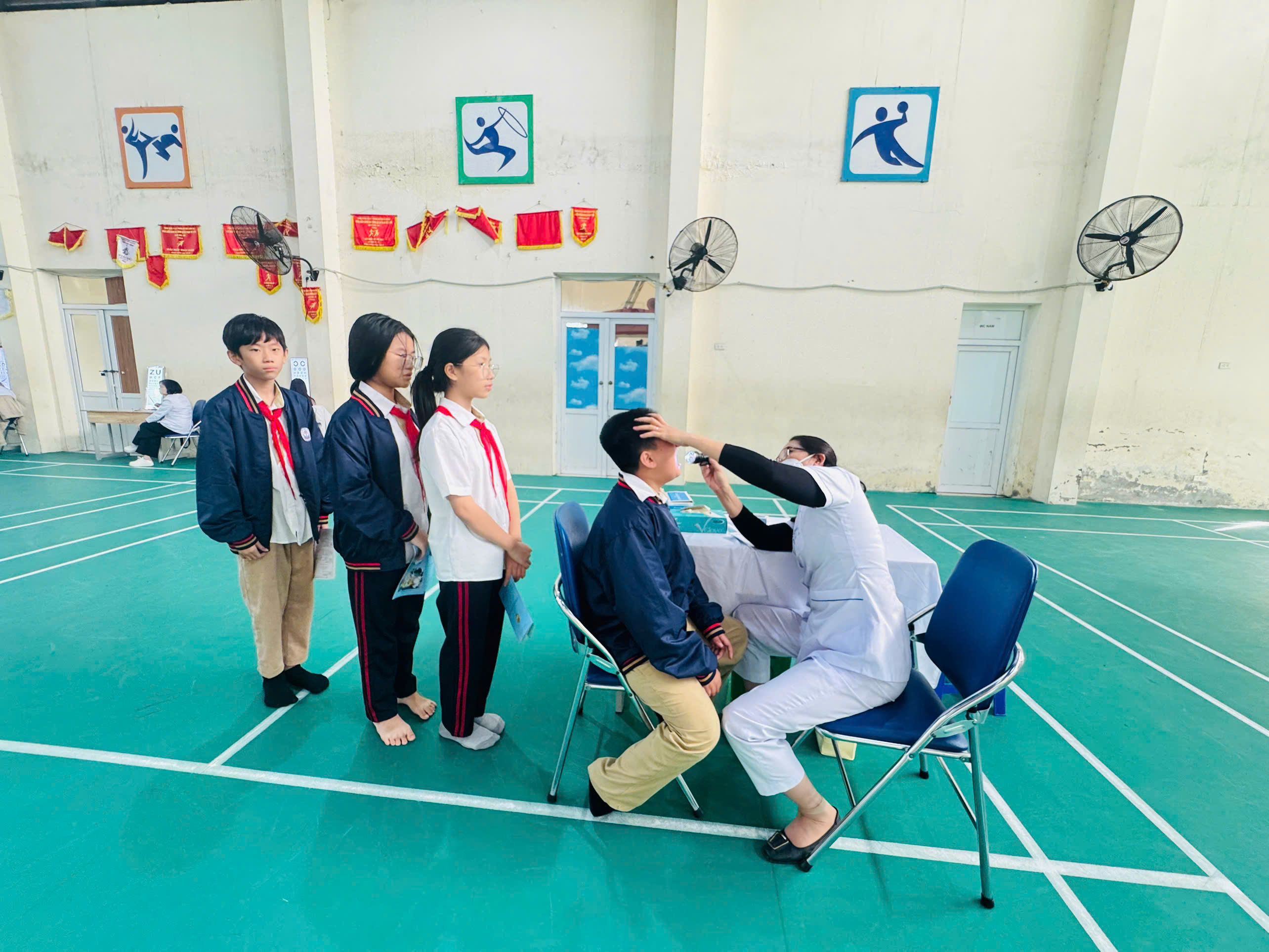 D:\Ảnh\2025-2026\Khám sức khỏe cho HS\gen-h-z7206344894901_2727778d540cb37e496ddb8802d32264.jpg