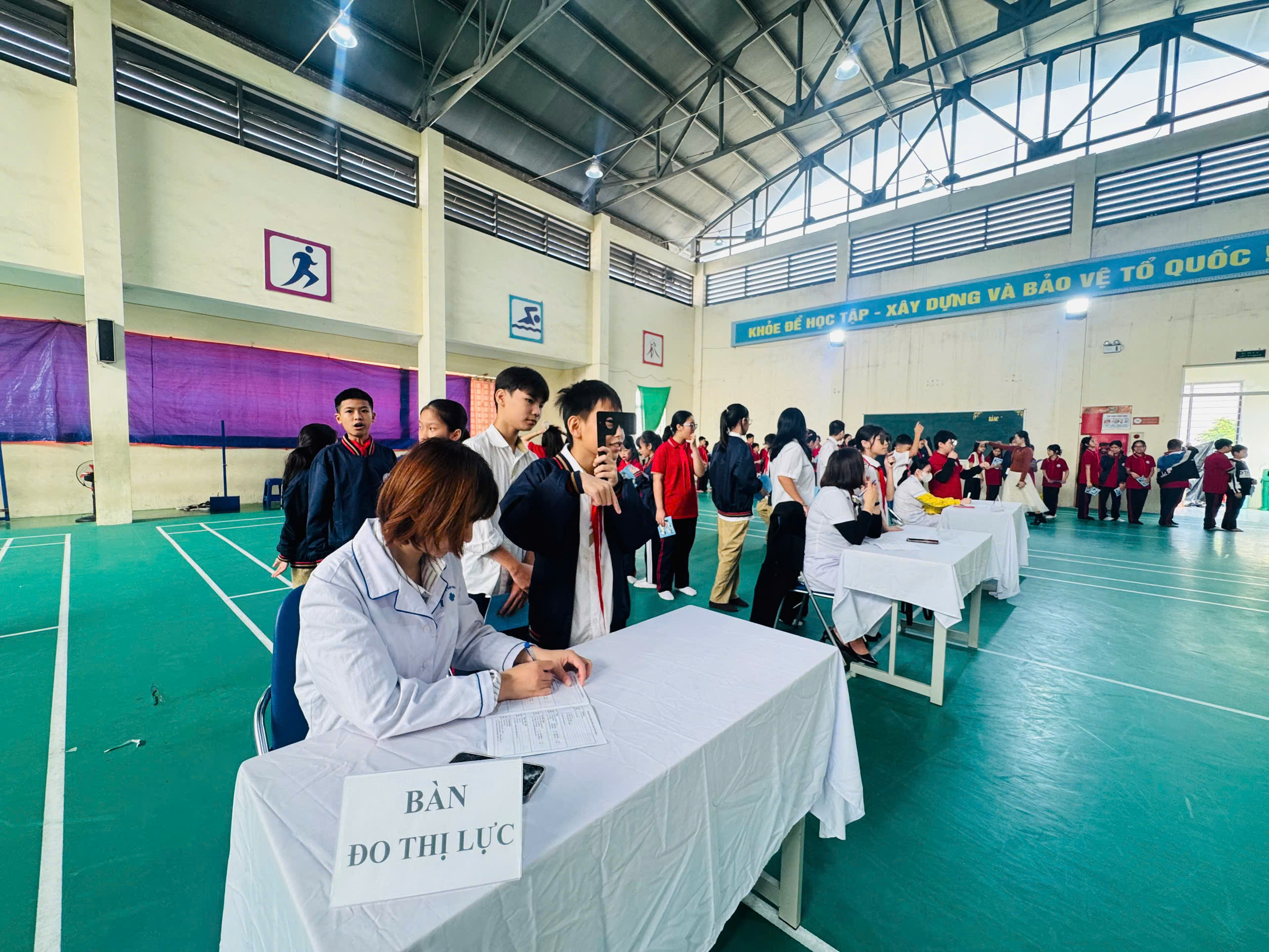 D:\Ảnh\2025-2026\Khám sức khỏe cho HS\gen-h-z7206344949578_315cfccec41e2febb19073e5fd5351d5.jpg