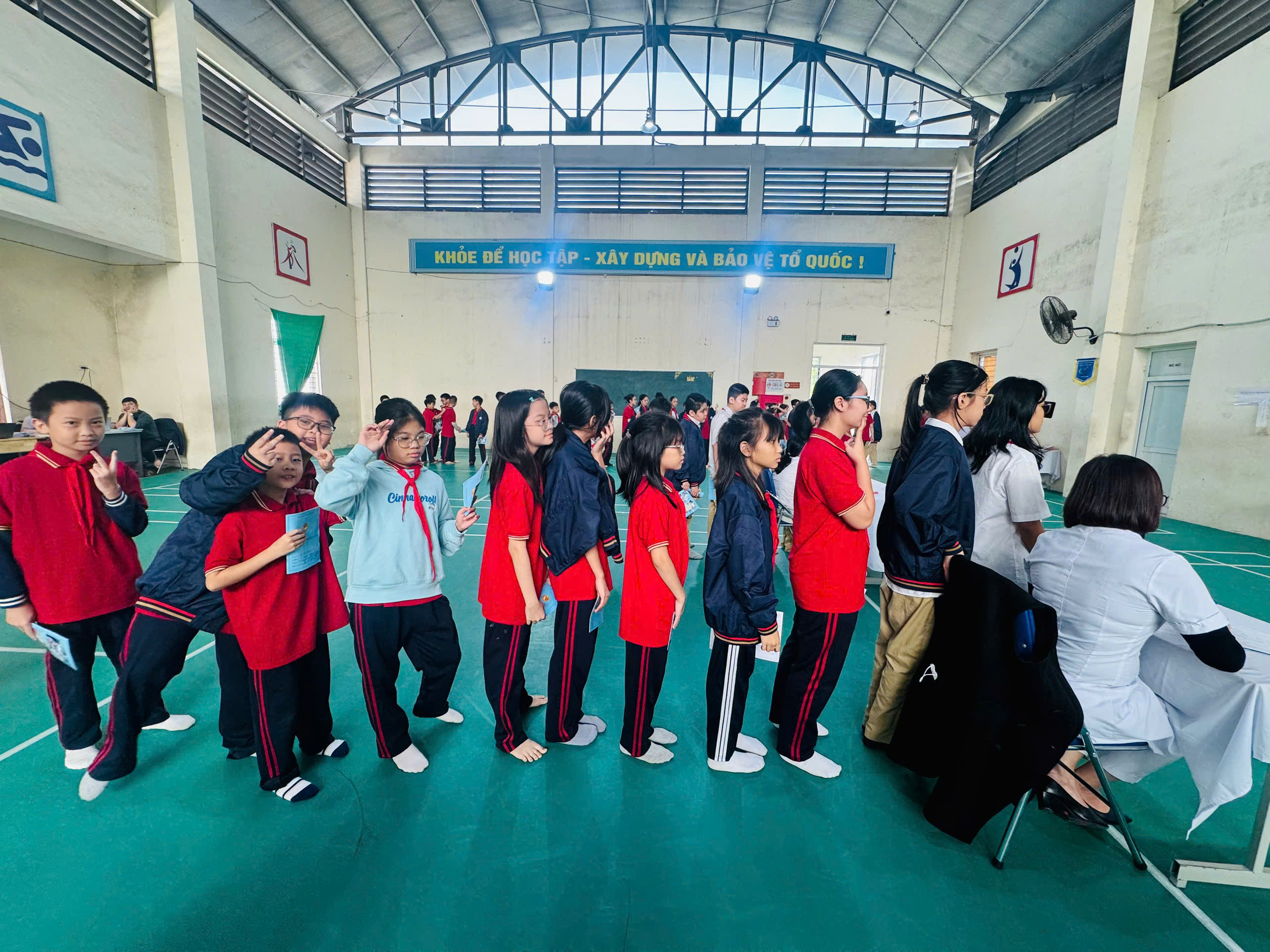 D:\Ảnh\2025-2026\Khám sức khỏe cho HS\gen-h-z7206344943574_0c245d686f3e368a18b7e98007eb4056.jpg