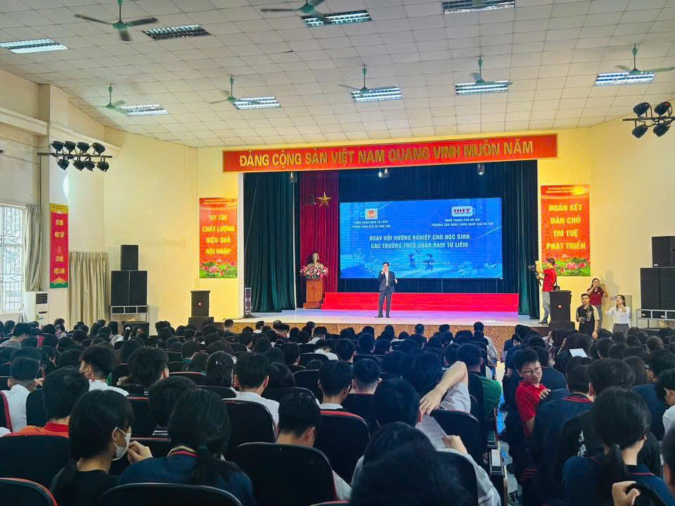 D:\Ảnh\2024-2025\29. Hướng nghiệp\z6580076601825_c26f9dd6944871128979c3e51ec42755.jpg