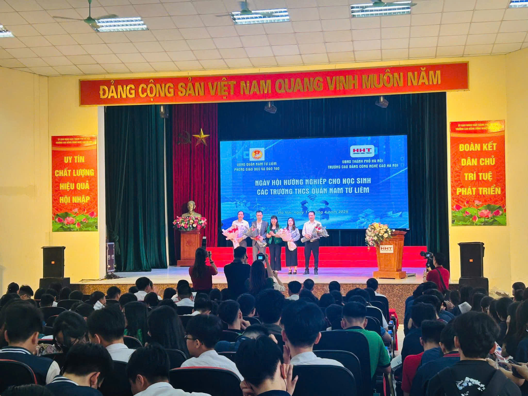 D:\Ảnh\2024-2025\29. Hướng nghiệp\z6580076591695_f3c9c137bc02e62dd6a2537c7e0fde1a.jpg