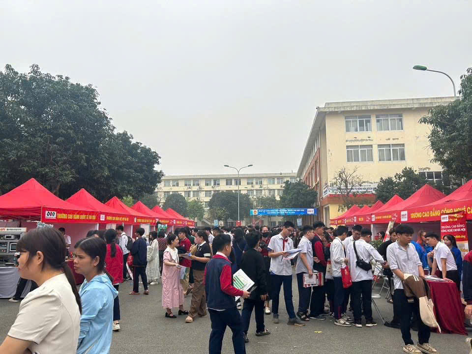 D:\Ảnh\2024-2025\29. Hướng nghiệp\z6580076663676_552e5116a010c97bfcd18ed143fd775e.jpg