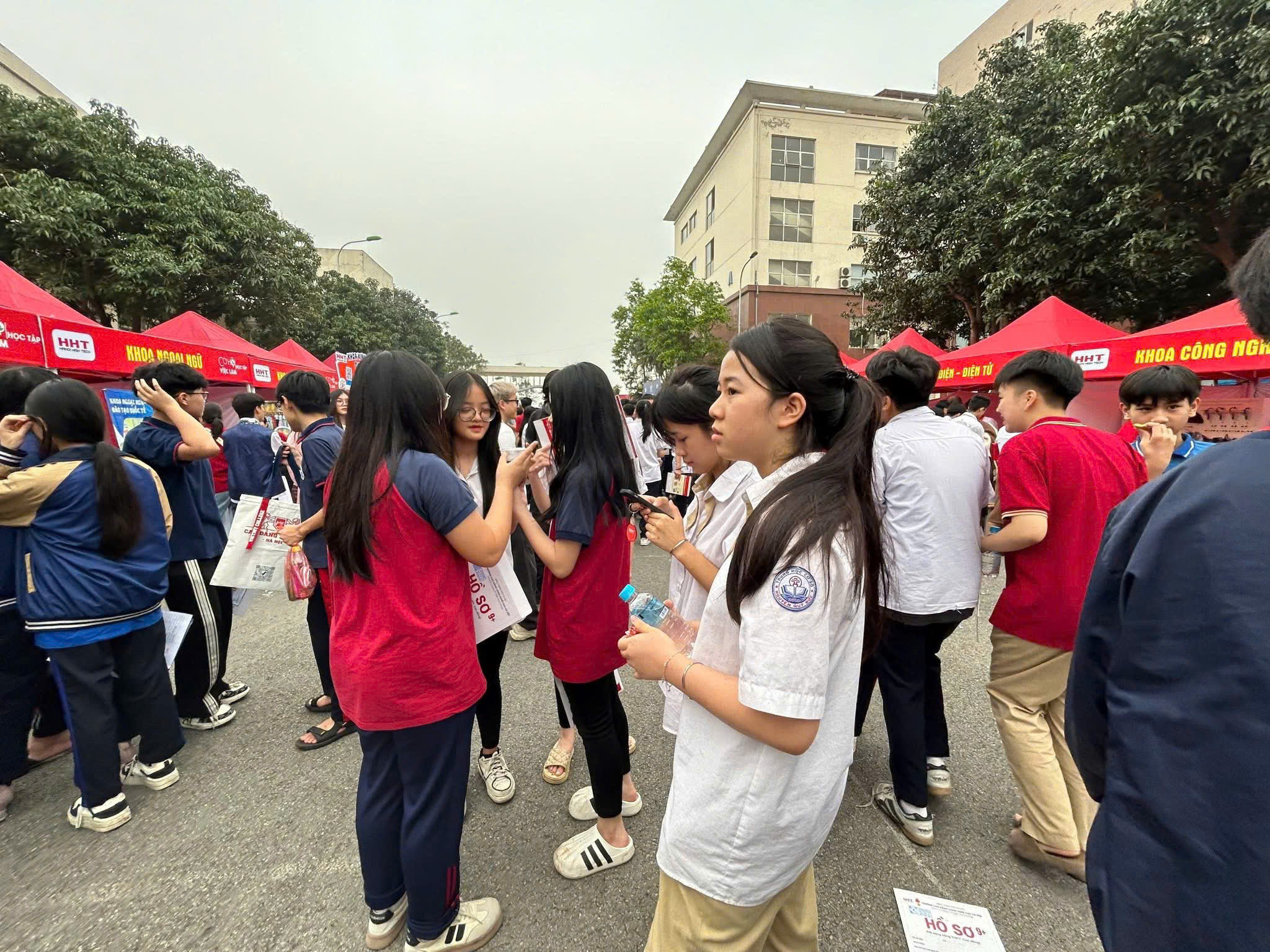 D:\Ảnh\2024-2025\29. Hướng nghiệp\z6580076646061_f8268a24380d28ca198e8e38e9b60a3a.jpg