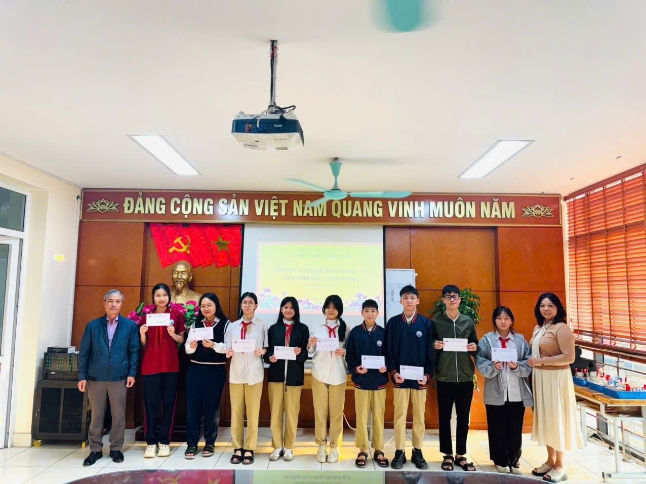 D:\Ảnh\2025-2026\HK2\3. Động viên HS thi HSG Phường\z7484221466275_593650b13ca17f37fc631bcf6eb16686.jpg