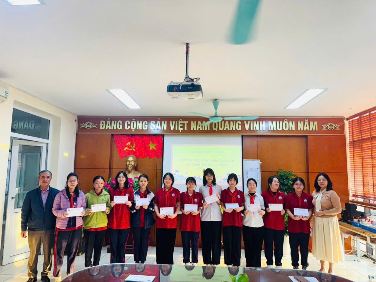 D:\Ảnh\2025-2026\HK2\3. Động viên HS thi HSG Phường\z7484221455964_647ef55f8bcaedafce2dae4d4adc53a4.jpg